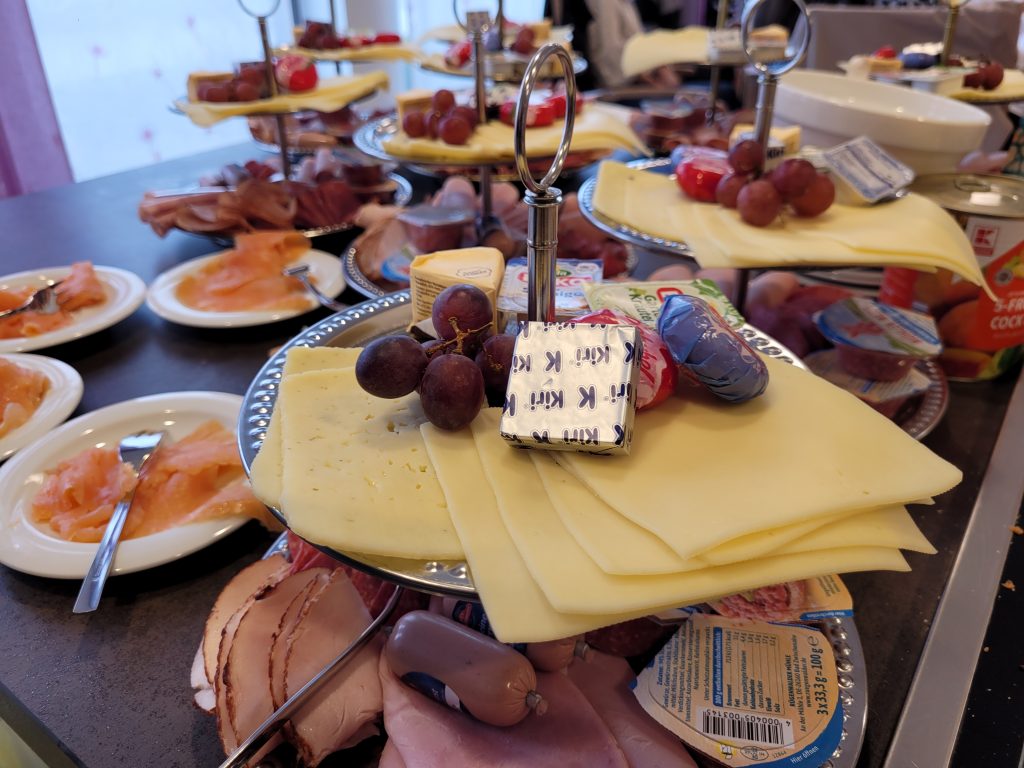 Frühlingsfrühstück und Jahreshauptversammlung beim AWO Ortsverein Oberbruch 8 Frühlingsfrühstück und Jahreshauptversammlung beim AWO Ortsverein Oberbruch 8