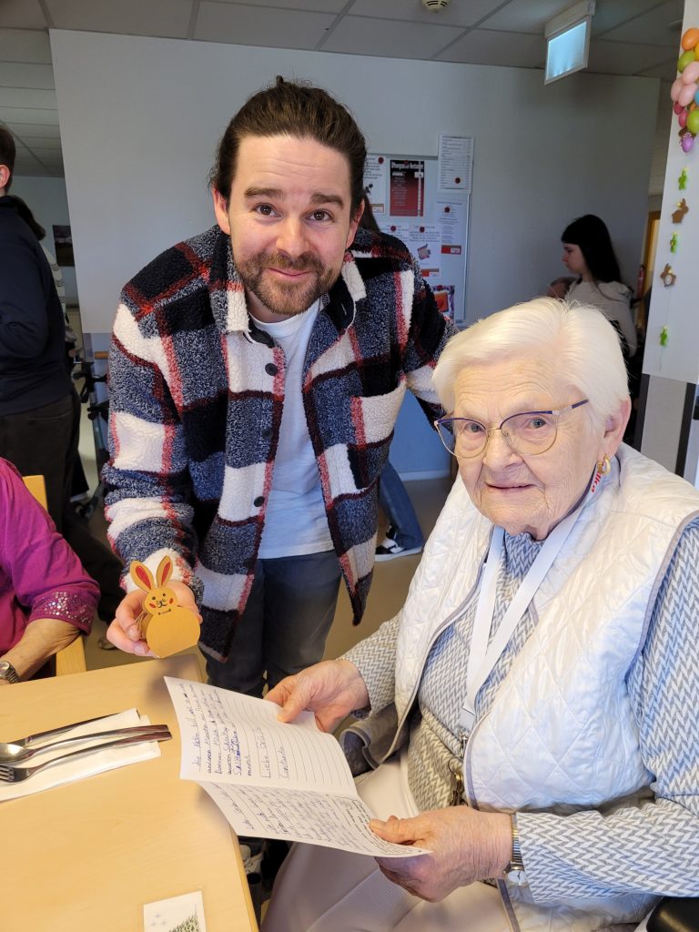 Schüler der Realschule Heinsberg bringen Osterfreude ins Altenzentrum 3 Schüler der Realschule Heinsberg bringen Osterfreude ins Altenzentrum 3