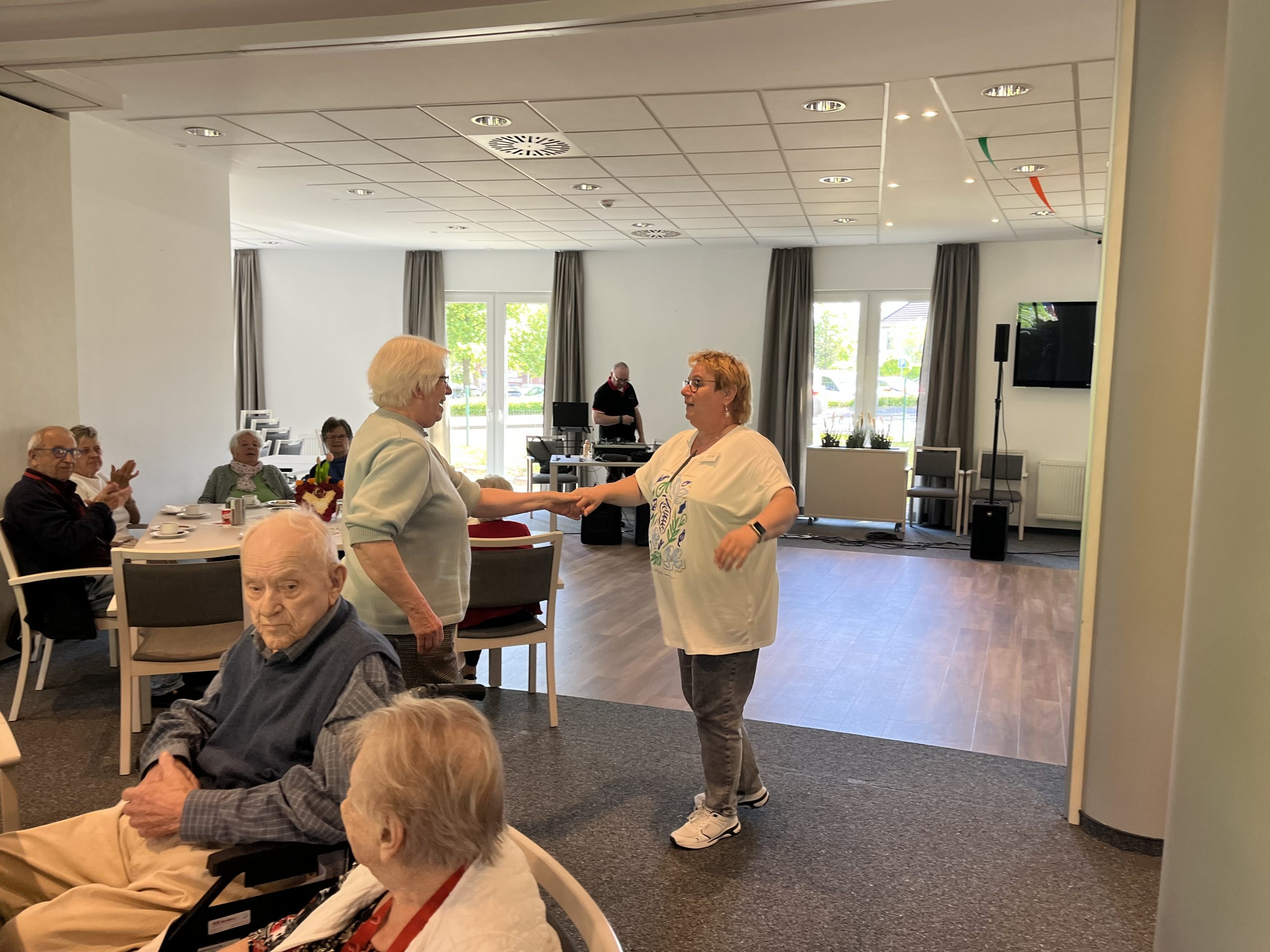Tanz in den Mai im AWO Carolus Seniorenzentrum 1