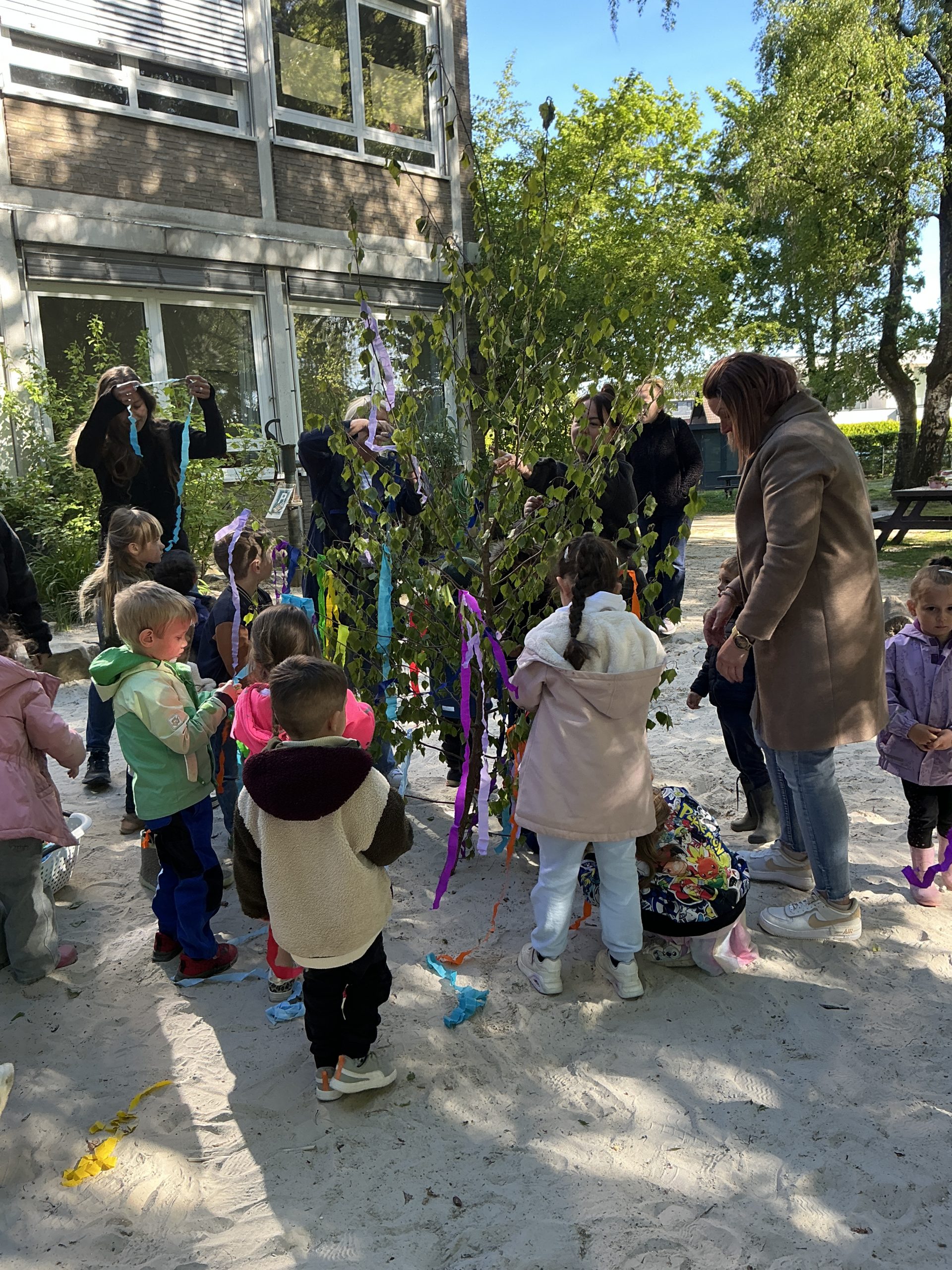 Maibaum schmücken in der AWO Kita Comeniusstraße 1