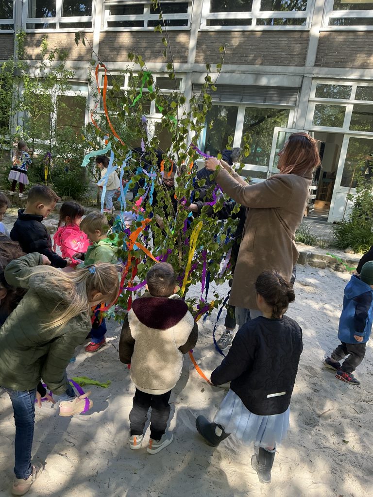 Maibaum schmücken in der AWO Kita Comeniusstraße 2