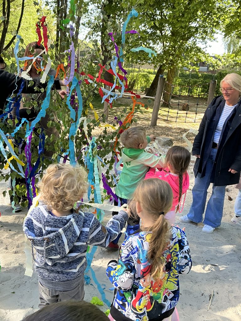 Maibaum schmücken in der AWO Kita Comeniusstraße 3