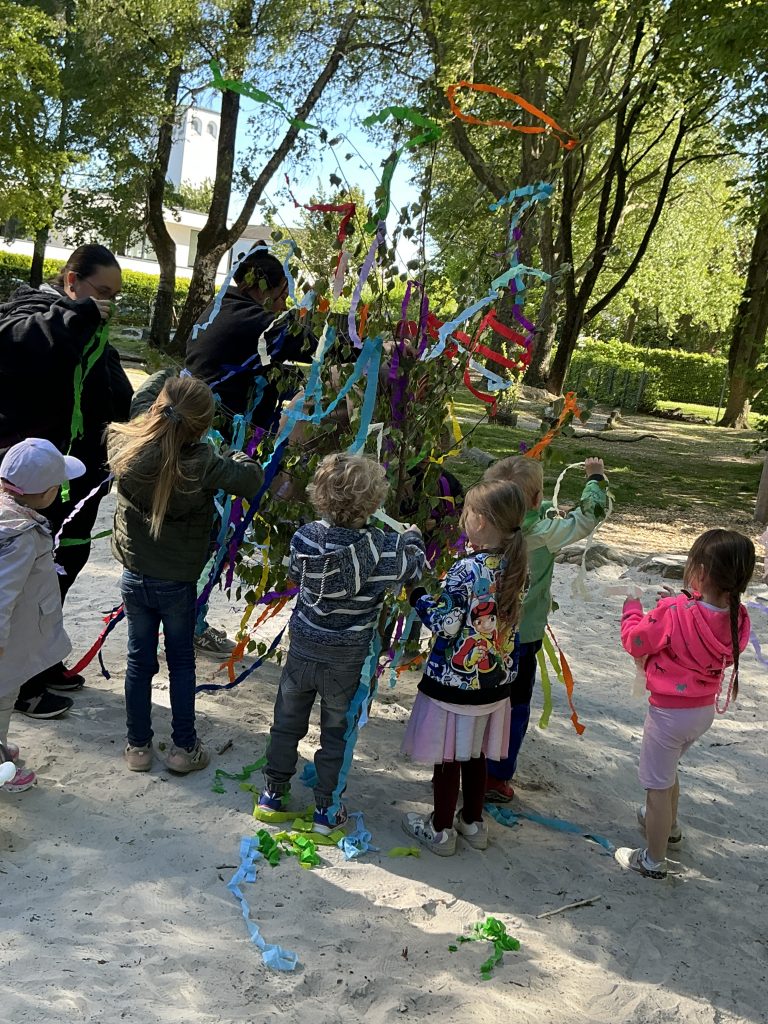 Maibaum schmücken in der AWO Kita Comeniusstraße 4