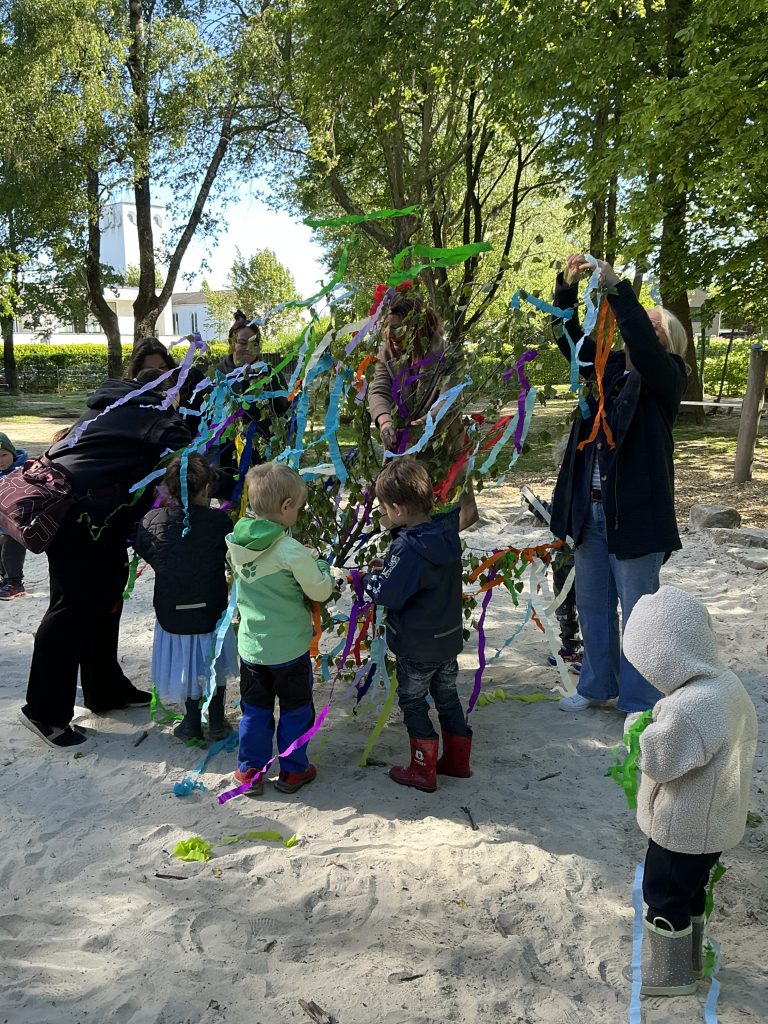 Maibaum schmücken in der AWO Kita Comeniusstraße 5
