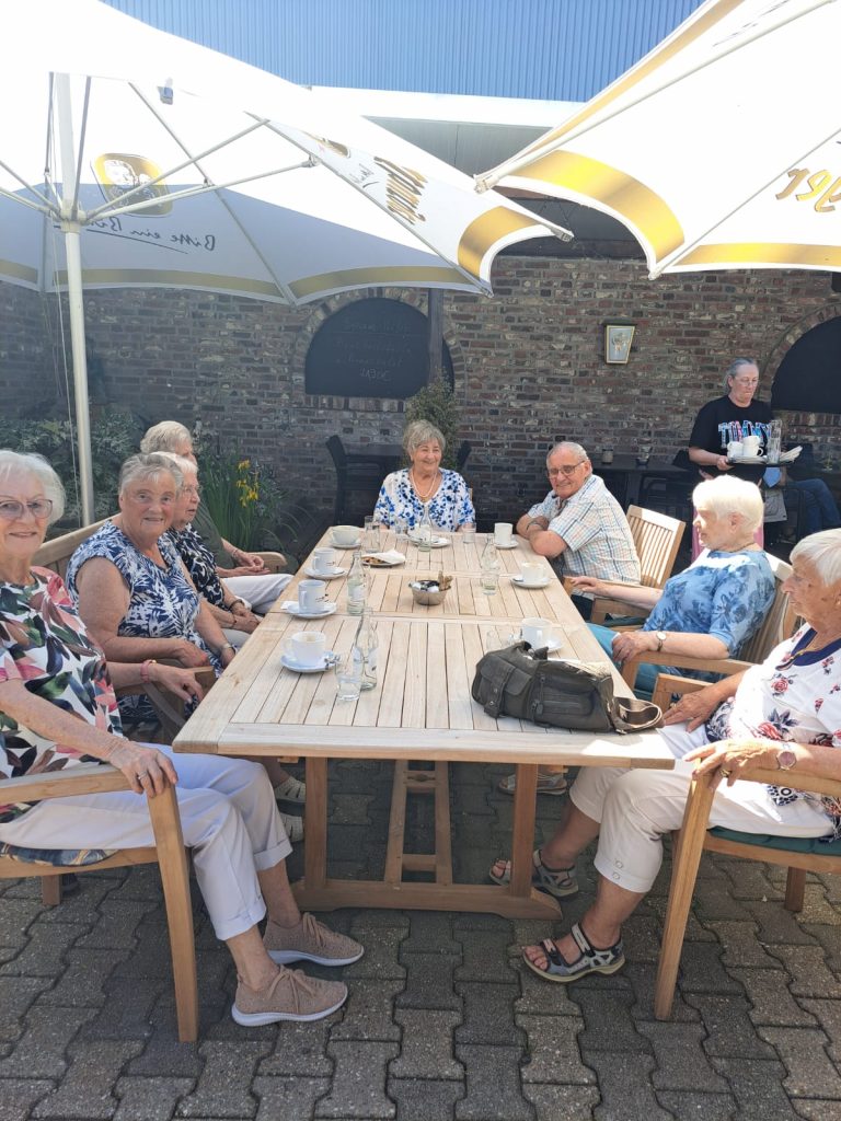 Gemütlicher Kaffee-Klatsch des AWO Ortsvereins Wegberg im Bauerncafé Jacobs 2 Gemütlicher Kaffee-Klatsch des AWO Ortsvereins Wegberg im Bauerncafé Jacobs 2