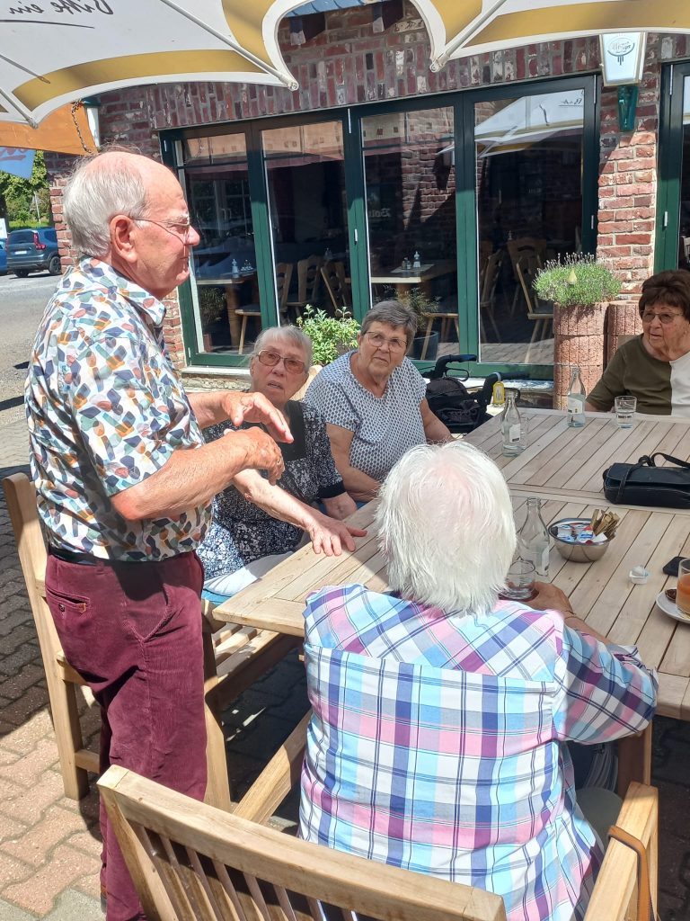 Gemütlicher Kaffee-Klatsch des AWO Ortsvereins Wegberg im Bauerncafé Jacobs 3 Gemütlicher Kaffee-Klatsch des AWO Ortsvereins Wegberg im Bauerncafé Jacobs 3