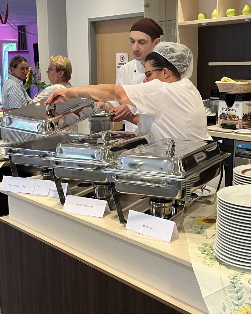 Grillfest im AWO Carolus Seniorenzentrum 9 Grillfest im AWO Carolus Seniorenzentrum 9