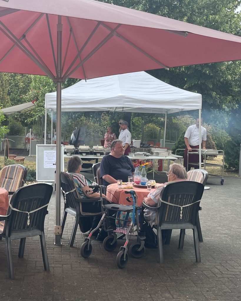 Grillfest im AWO Carolus Seniorenzentrum 13 Grillfest im AWO Carolus Seniorenzentrum 13