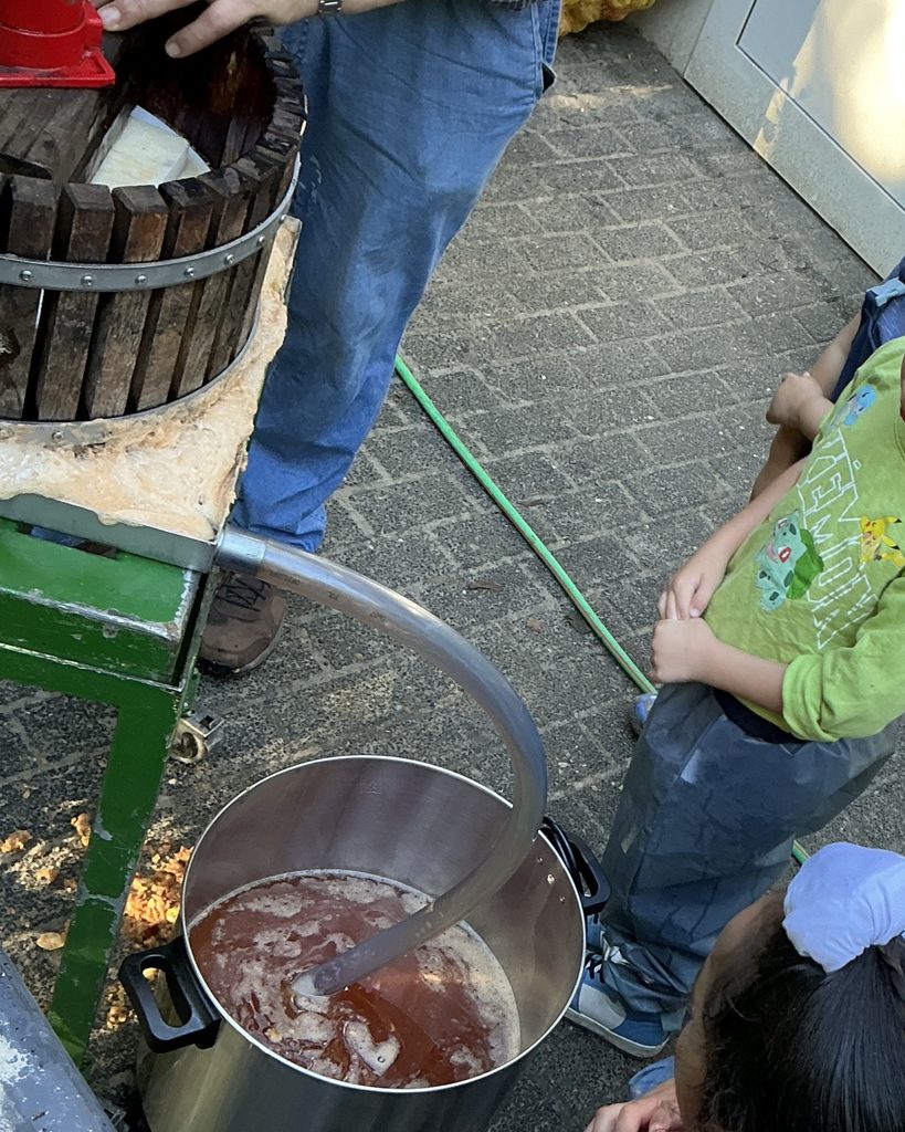 Vom Apfel zum Apfelsaft – eine tolle Aktion in der AWO Kita Comeniusstraße! 5 Vom Apfel zum Apfelsaft – eine tolle Aktion in der AWO Kita Comeniusstraße! 5