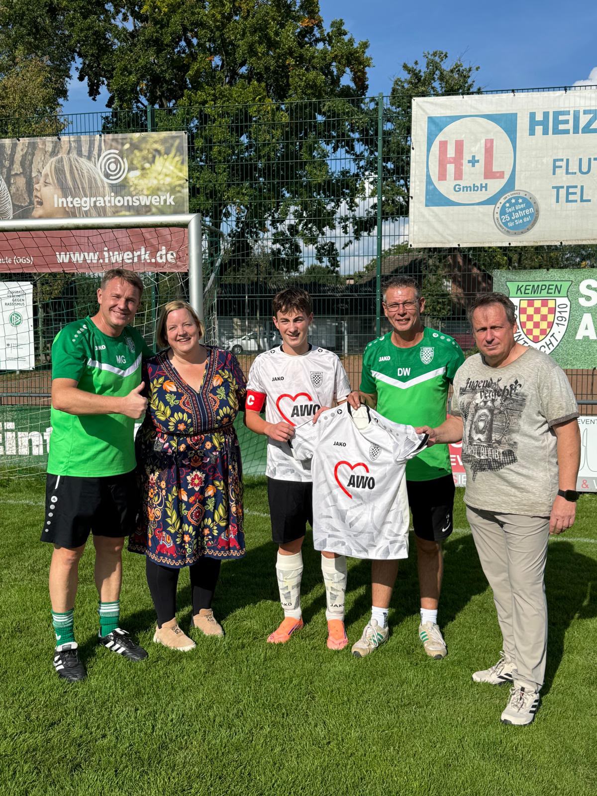 Neue Trikots für die C-Jugend von Eintracht Kempen 1